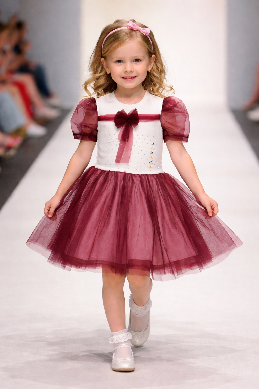 TAŞ UYGULAMALI TÜL FİYONKLU ELBİSE