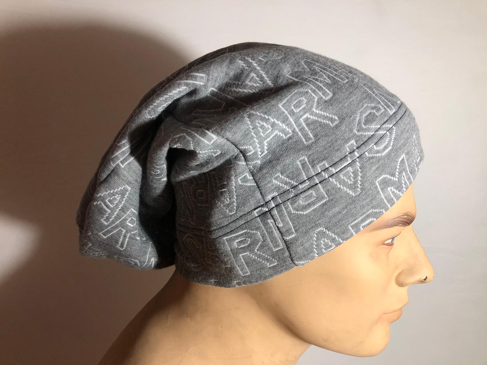 YAZILI GRİ ERKEK BERE