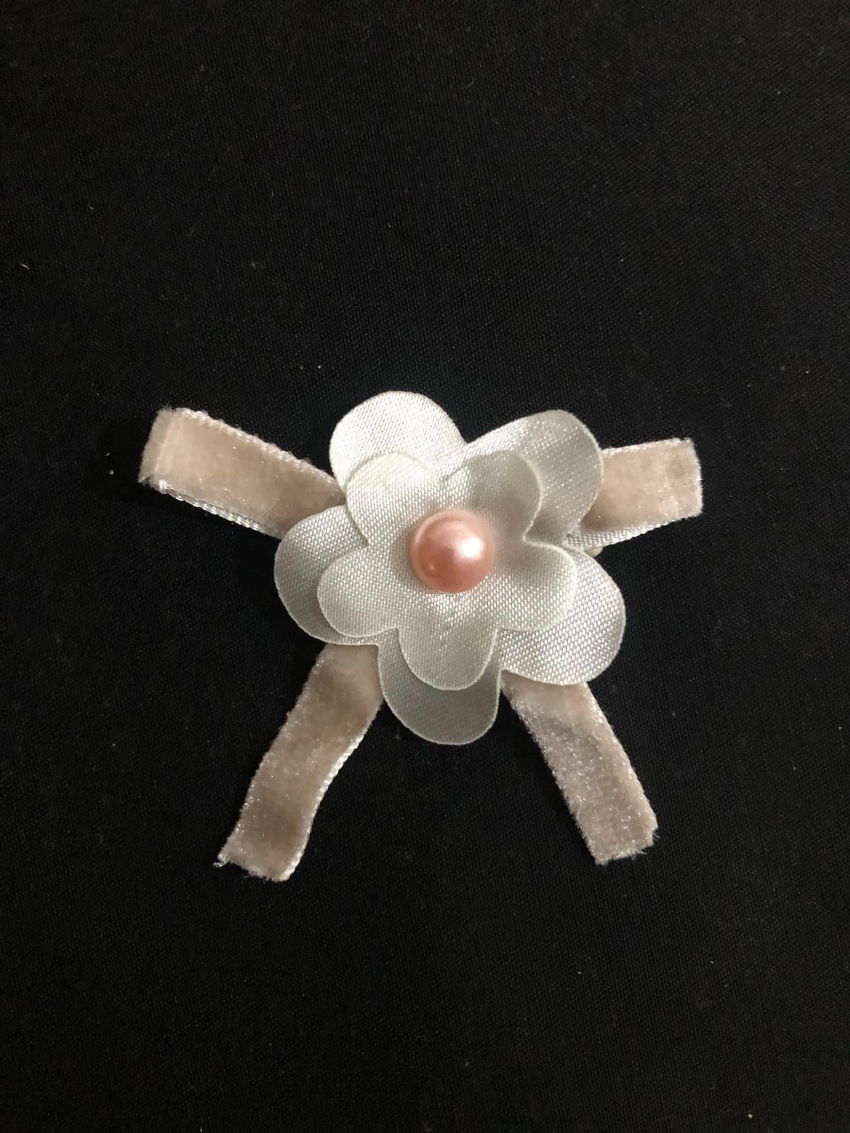 BEYAZ ÇİÇEKLİ İNCİLİ KADİFE FİYONK