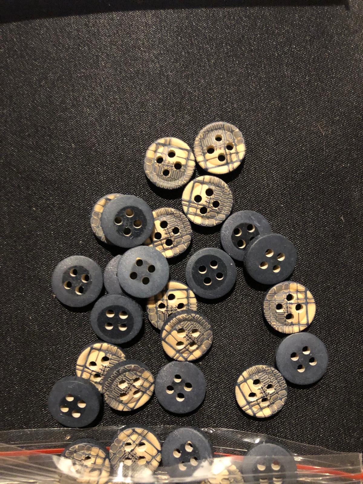 KARE DESENLİ LACİ DÜĞME