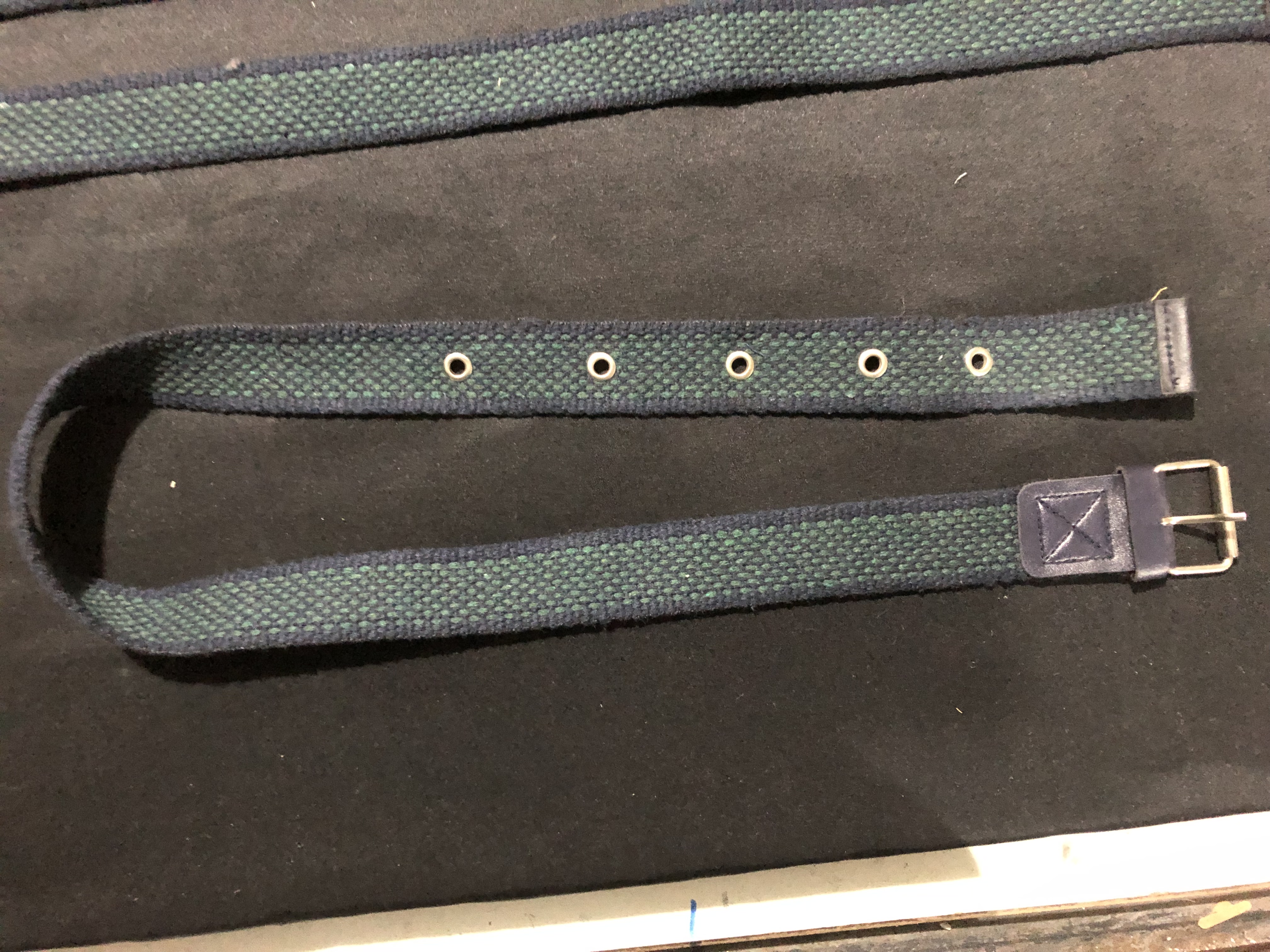 LACİ DOKUMA ÜZERİ KOYU YEŞİL DİKİŞ DESENLİ KEMER