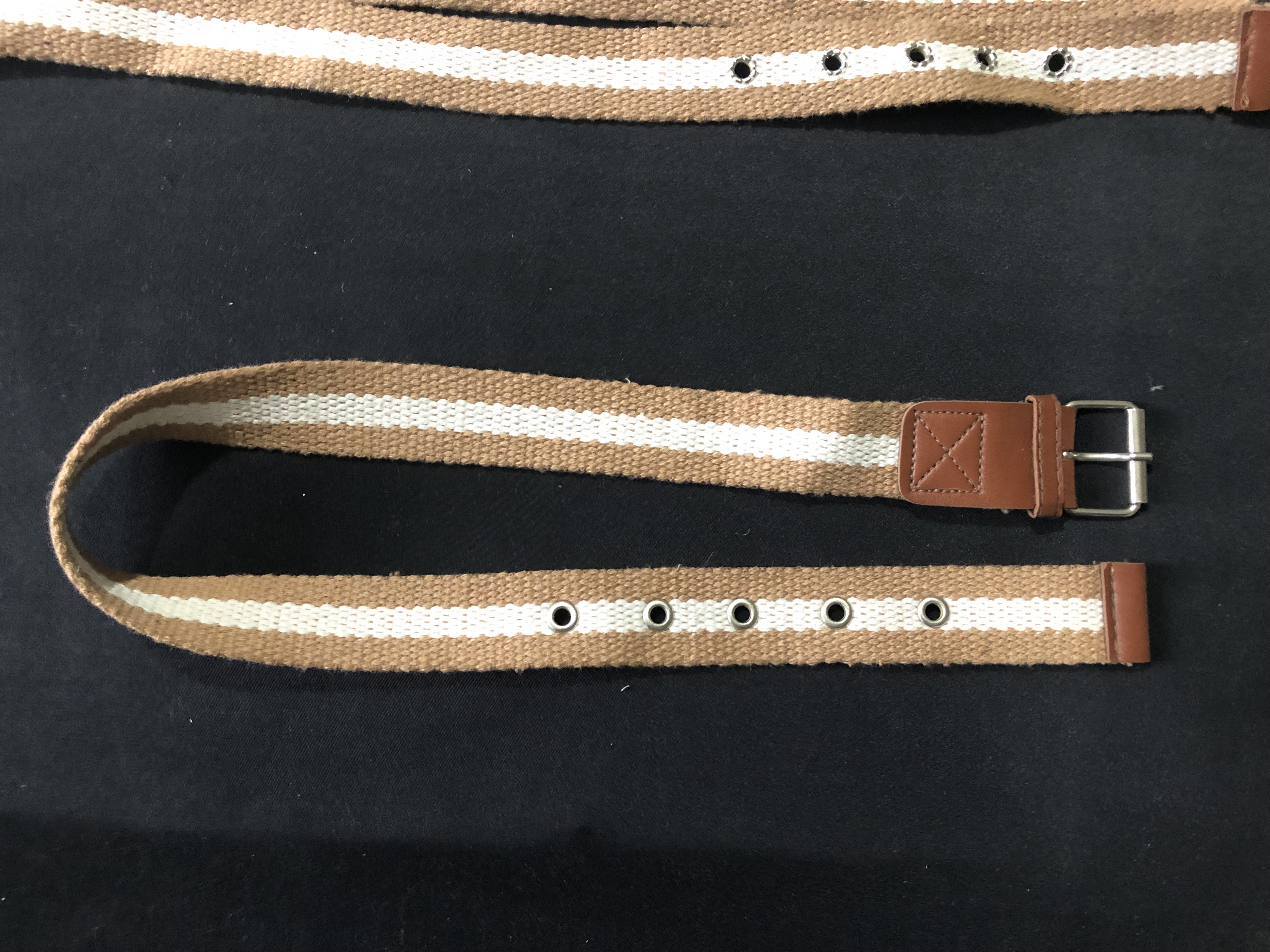 KAHVE DOKUMA ÜZERİ BEYAZ TEK ÇİZĞİ DESENLİ KEMER