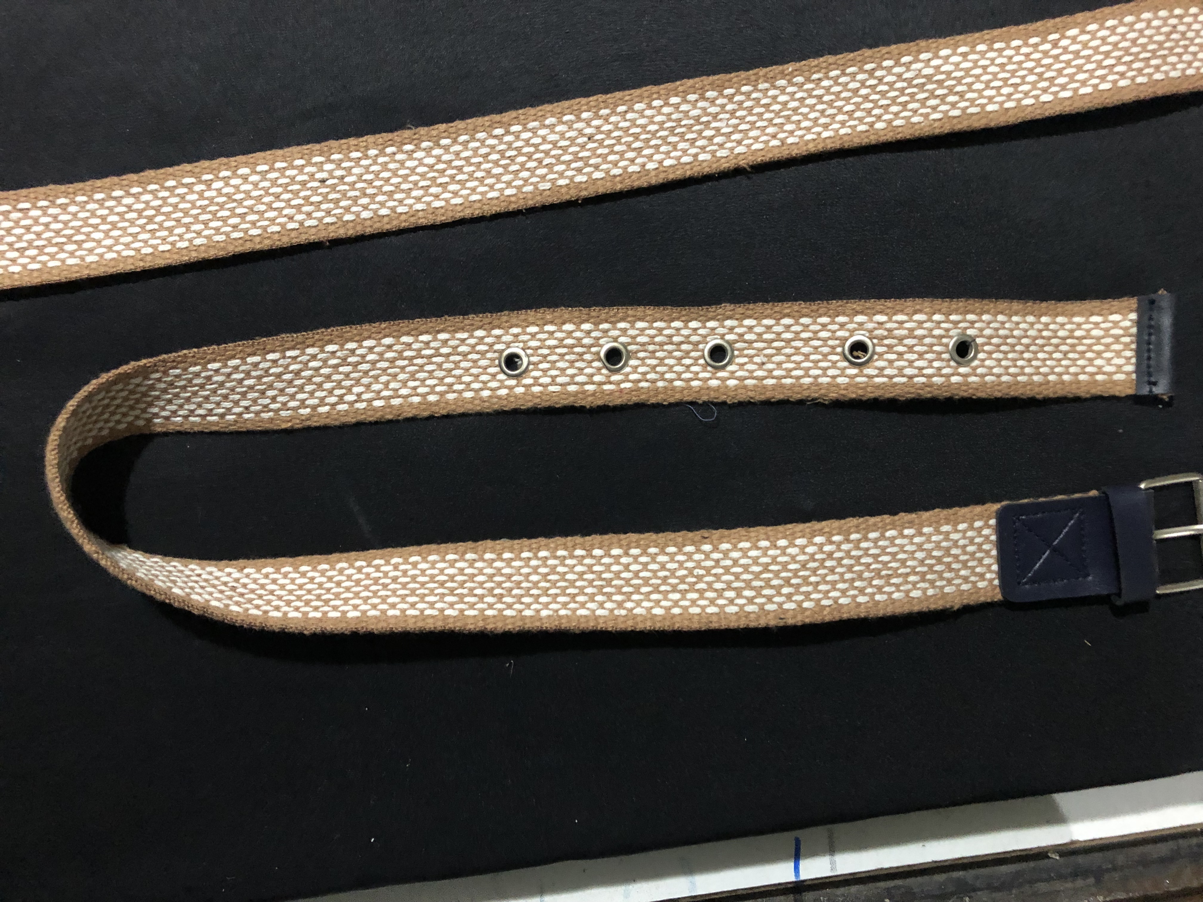 KAHVE DOKUMA ÜZERİ BEYAZ DİKİŞ DESENLİ KEMER