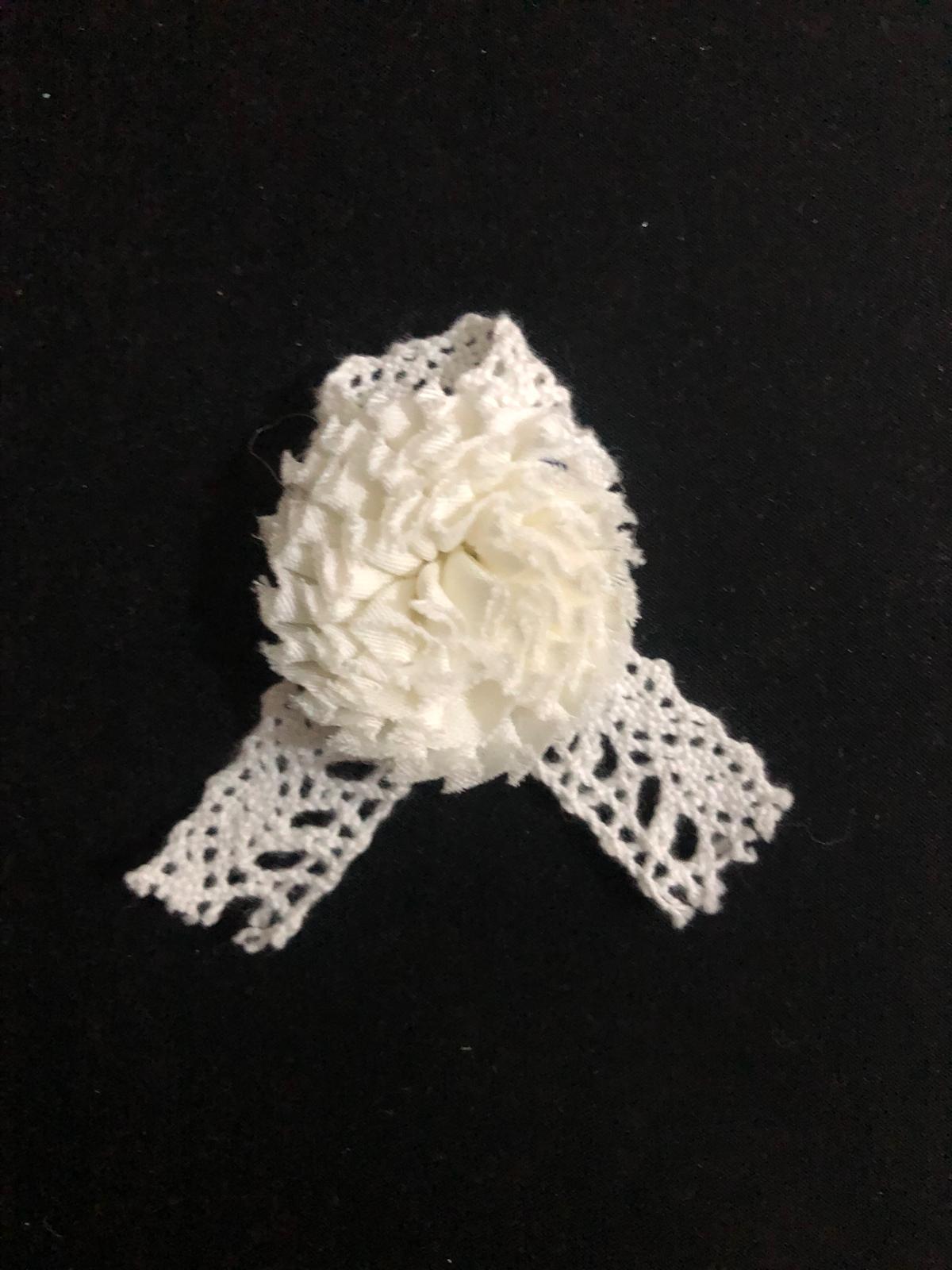 BEYAZ DANTELLİ KARANFİL