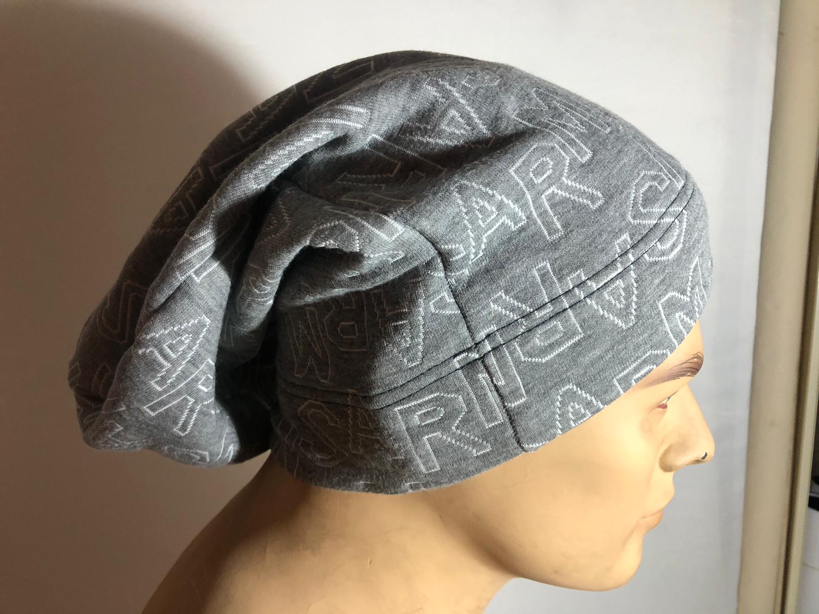 YAZILI GRİ ERKEK BERE